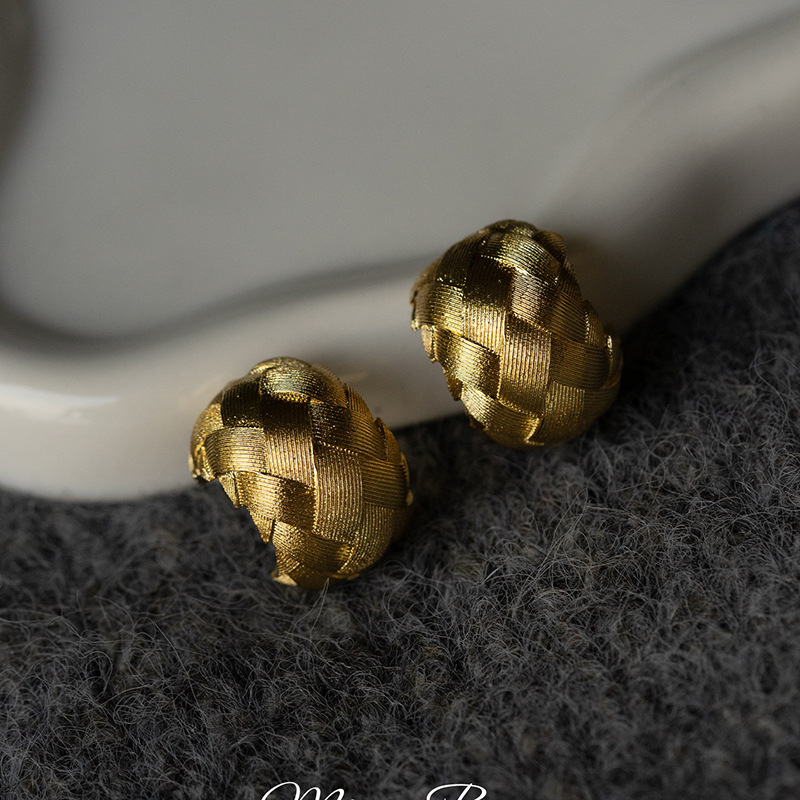 Handweb-Ohrclip mit Drahtgezogener Gold-Textur