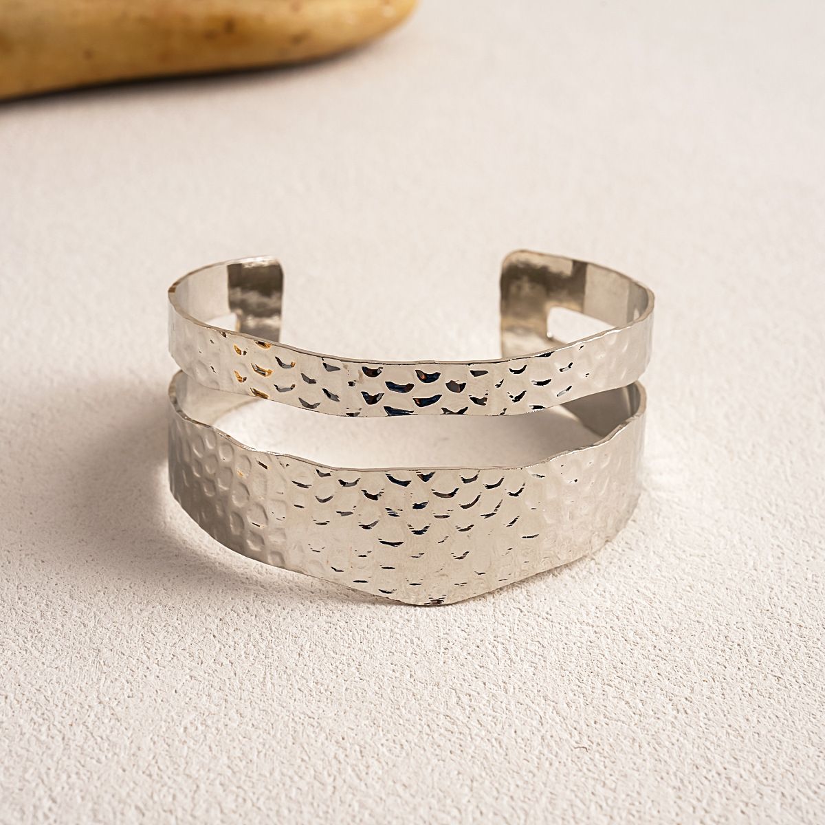 Striated gold bracelet, round, wrinkled design