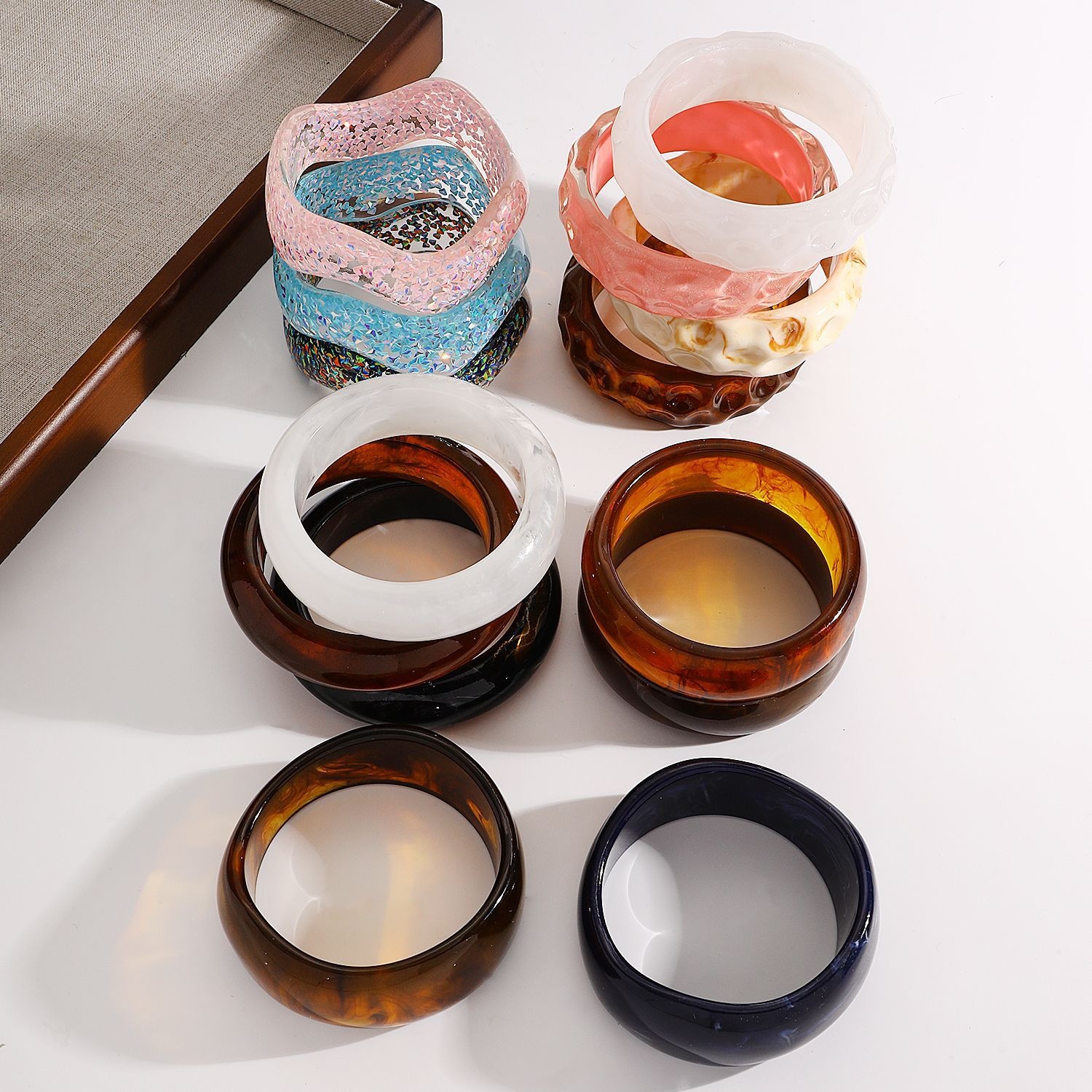 Vintage wide-brim resin bracelet with marble pattern, multi-color