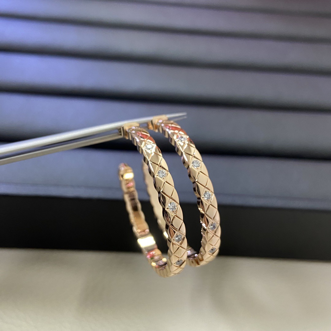 V gold CNC diamond grid earring studs, lightweight luxury design