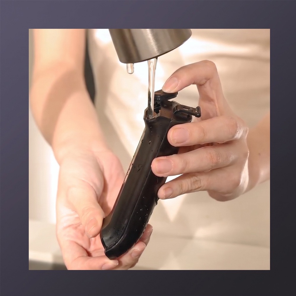 Magnetic hanging garment steamer, portable mini model, dry and wet dual function