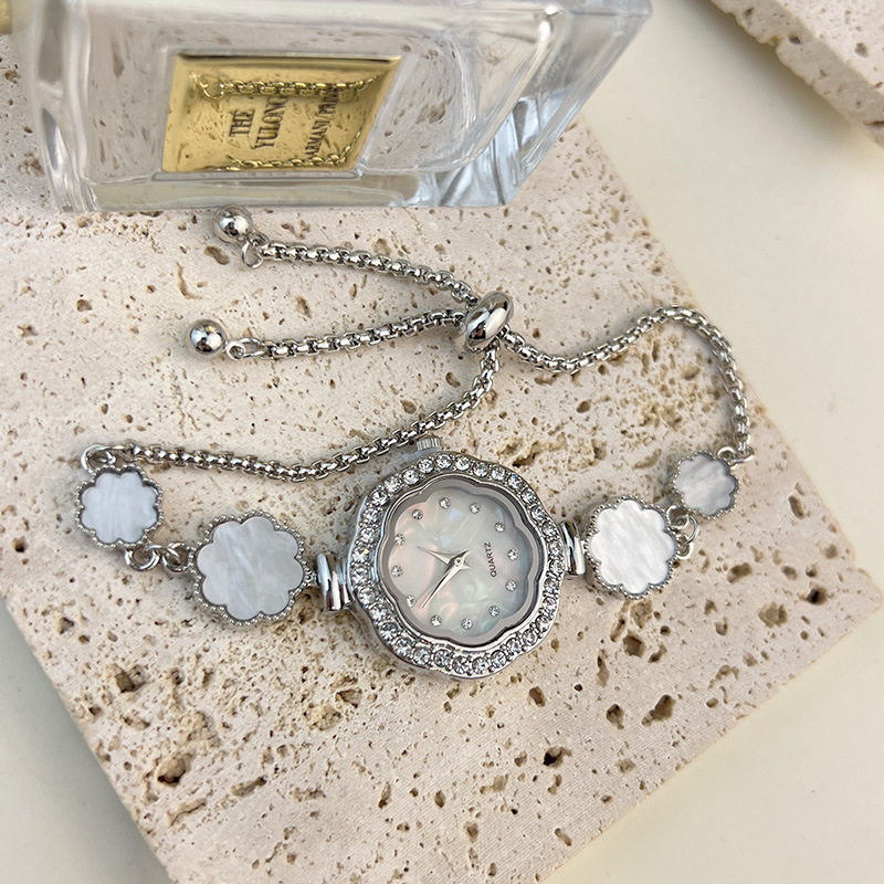 Women's quartz watch with flower pattern bracelet