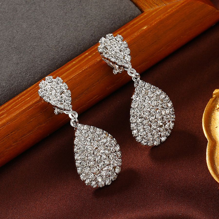 Ohrklemme mit langem Quastenbehang und Wassertropfensteinen, eleganter Brautstil