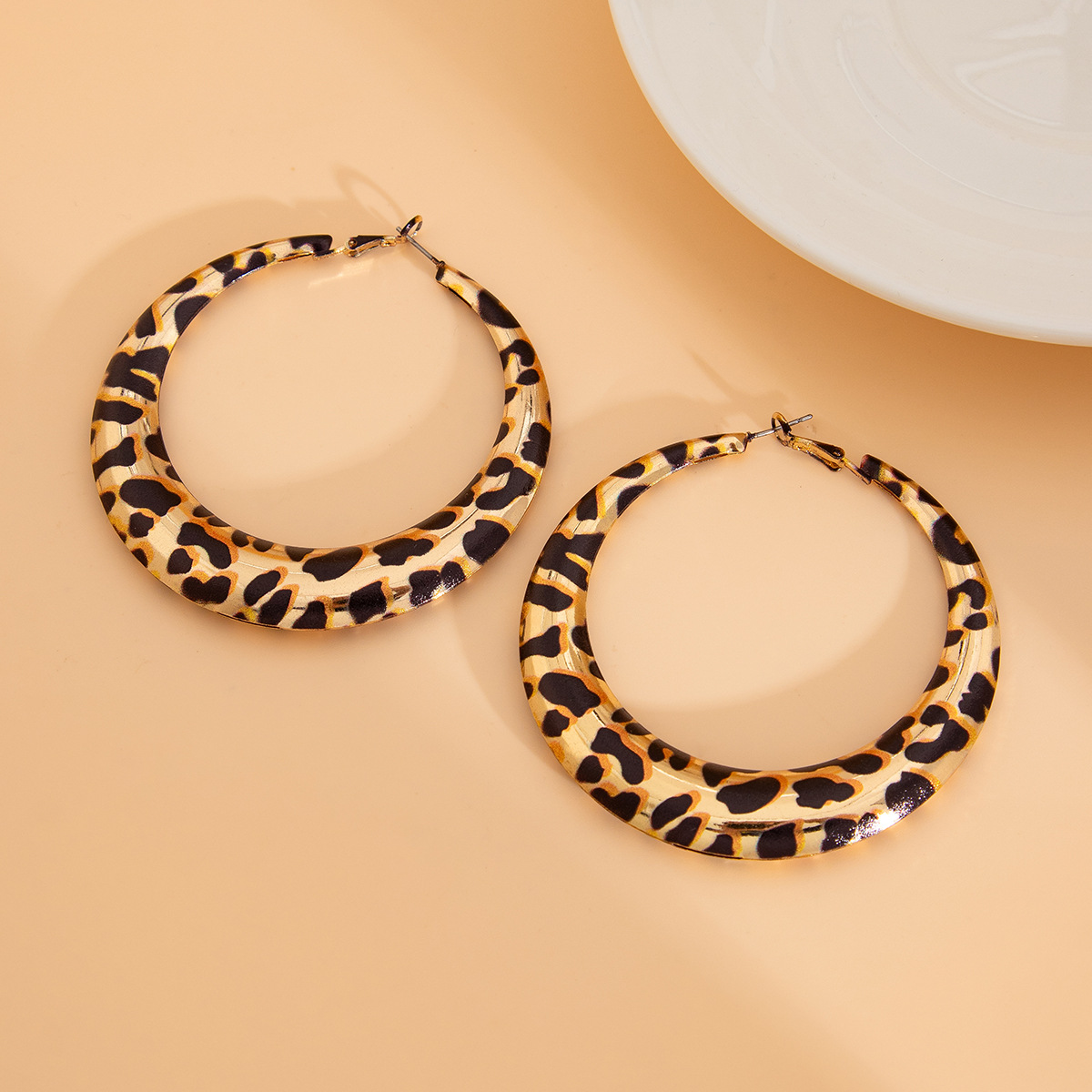 Leopar desenli geometrik metal çember küpe
