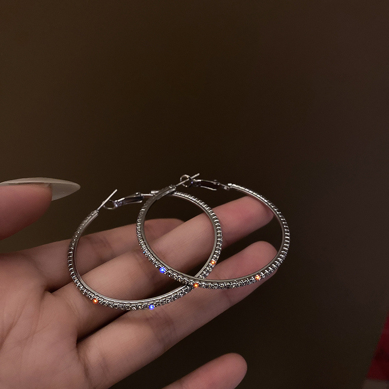 Silbernadel-Kreisohrring, minimalistisches Design