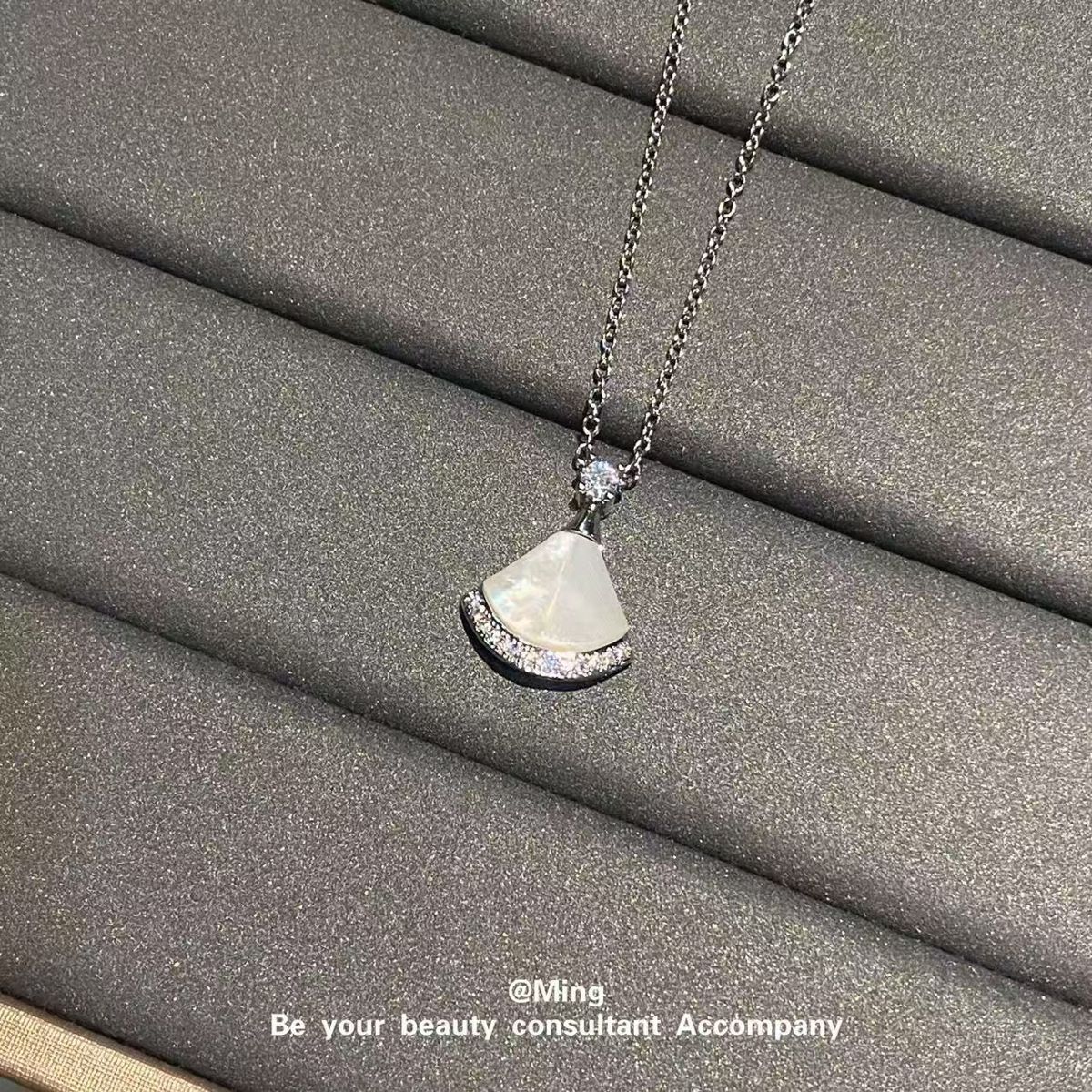 Mini-Ventilator Perlmutt-Anhänger Halskette Damen leicht luxuriös elegant