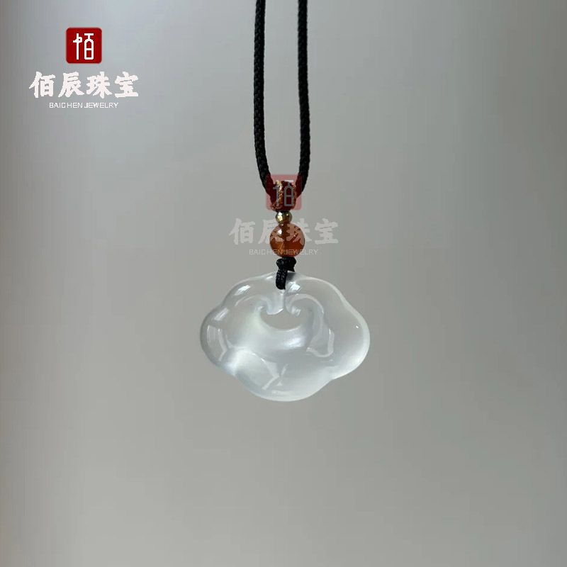 Beyaz kalsedon kolye, Pixiu ve Guanyin başlı, yeşim takı