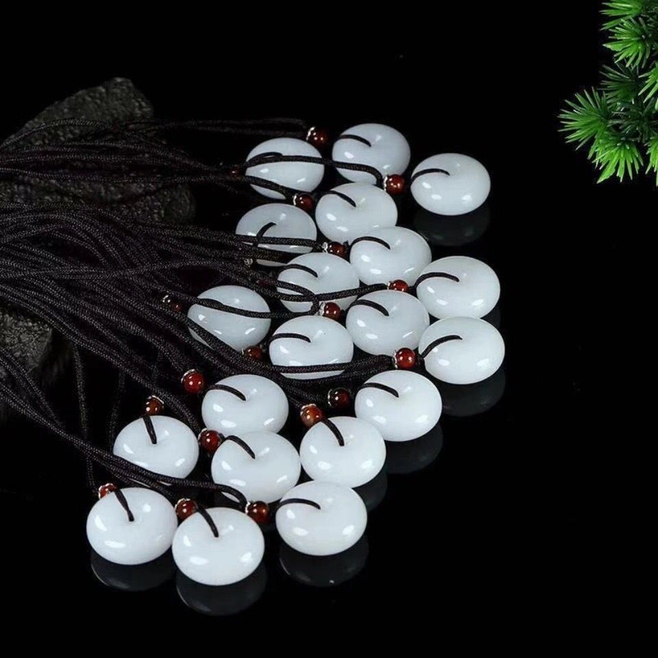 Reiner Jade Glücksknoten Anhänger groß Unisex-Design