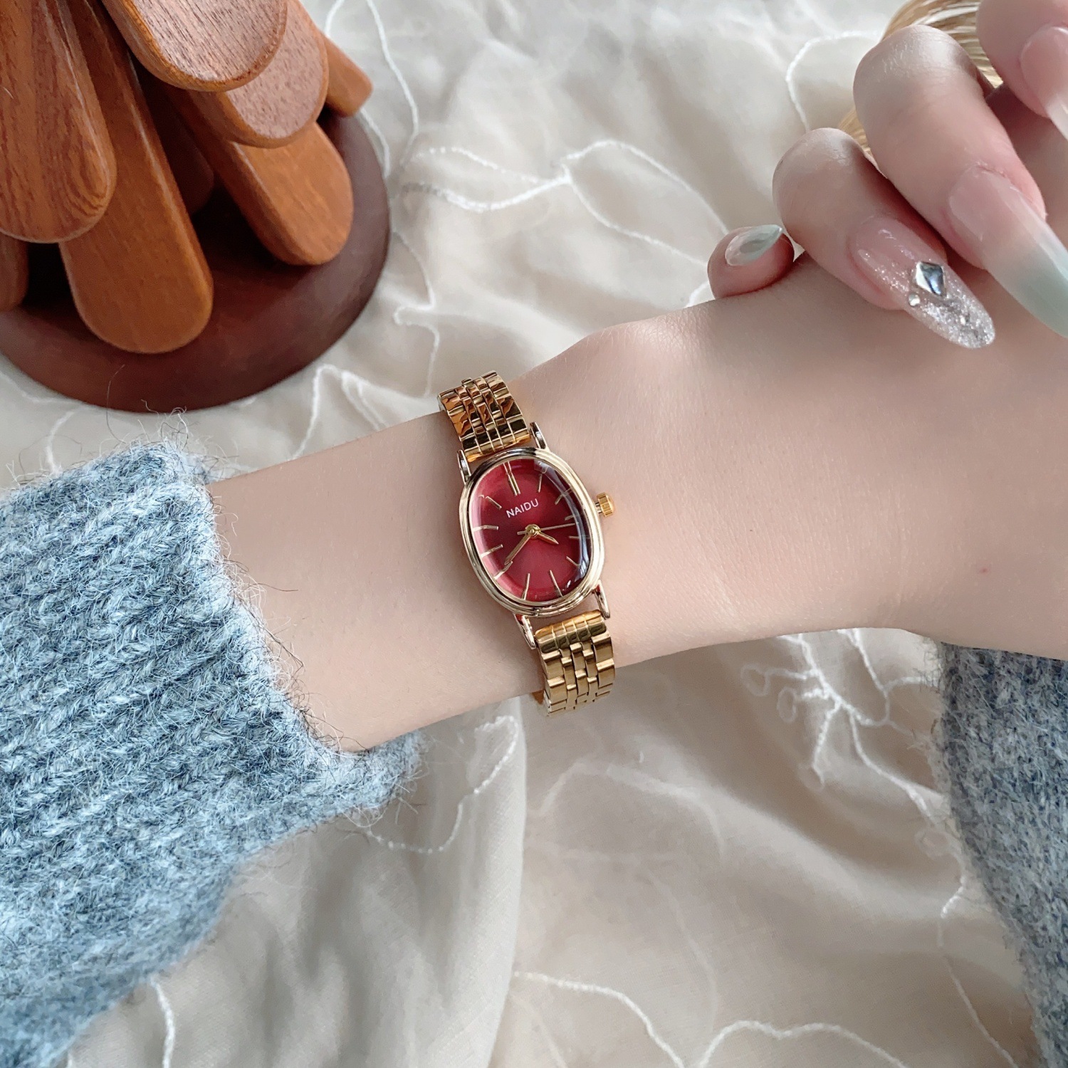 NAIDU Damen-Quarzuhr, goldenes Stahlband, kompaktes Design