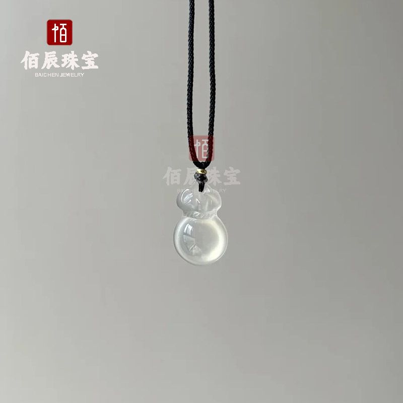 Beyaz kalsedon kolye, Pixiu ve Guanyin başlı, yeşim takı
