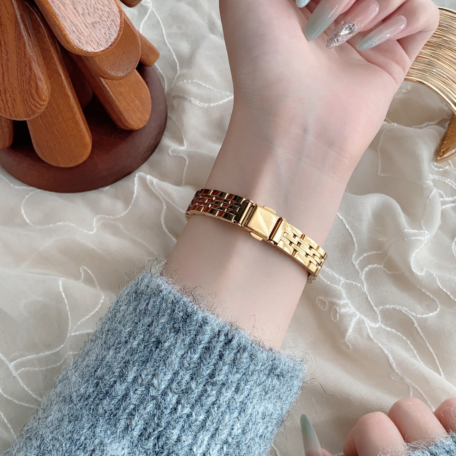 NAIDU Damen-Quarzuhr, goldenes Stahlband, kompaktes Design