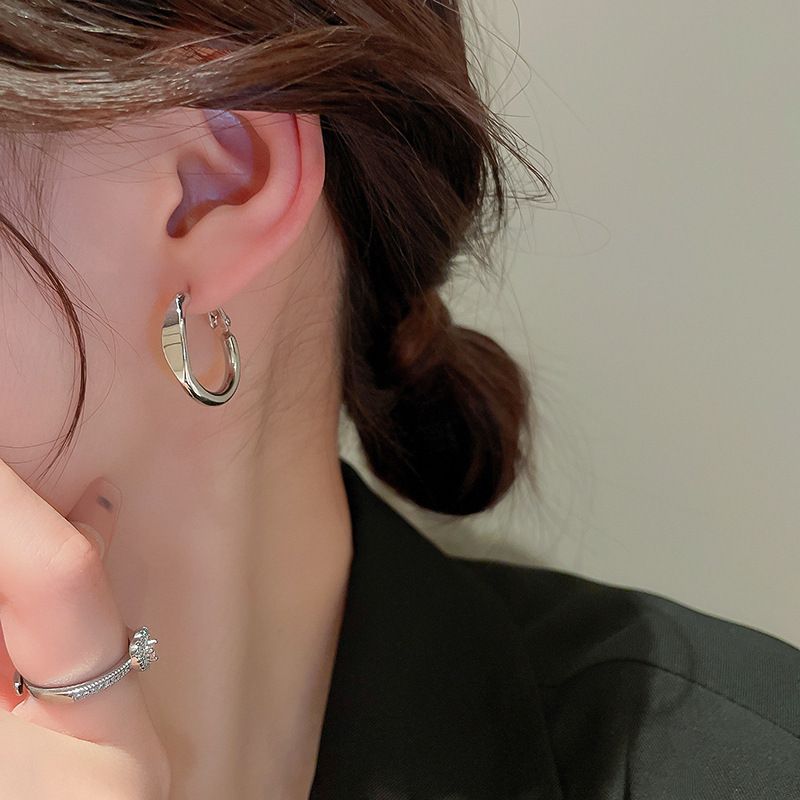 Silver needle C-shaped geometric earrings, elegant design