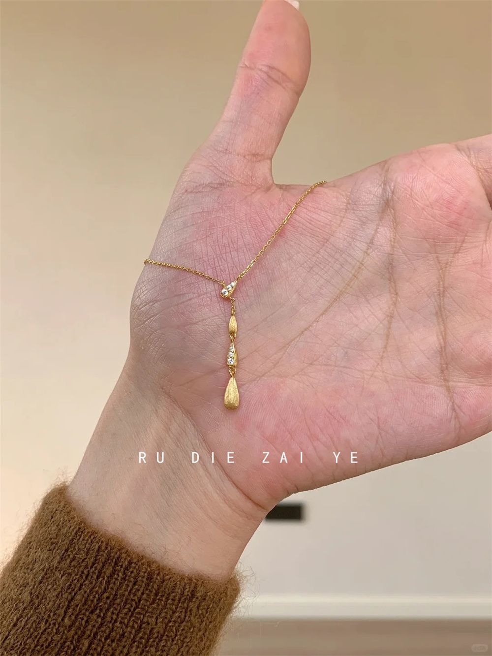 Zirkon su damlası kolye, minimalist, hafif lüks