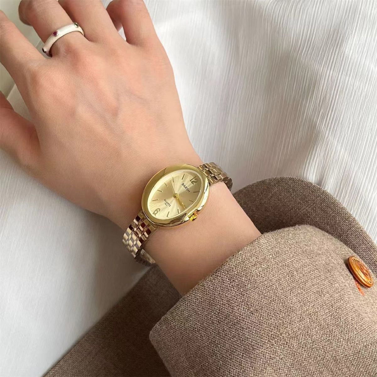 Women's quartz watch, pigeon egg shape, gold-tone