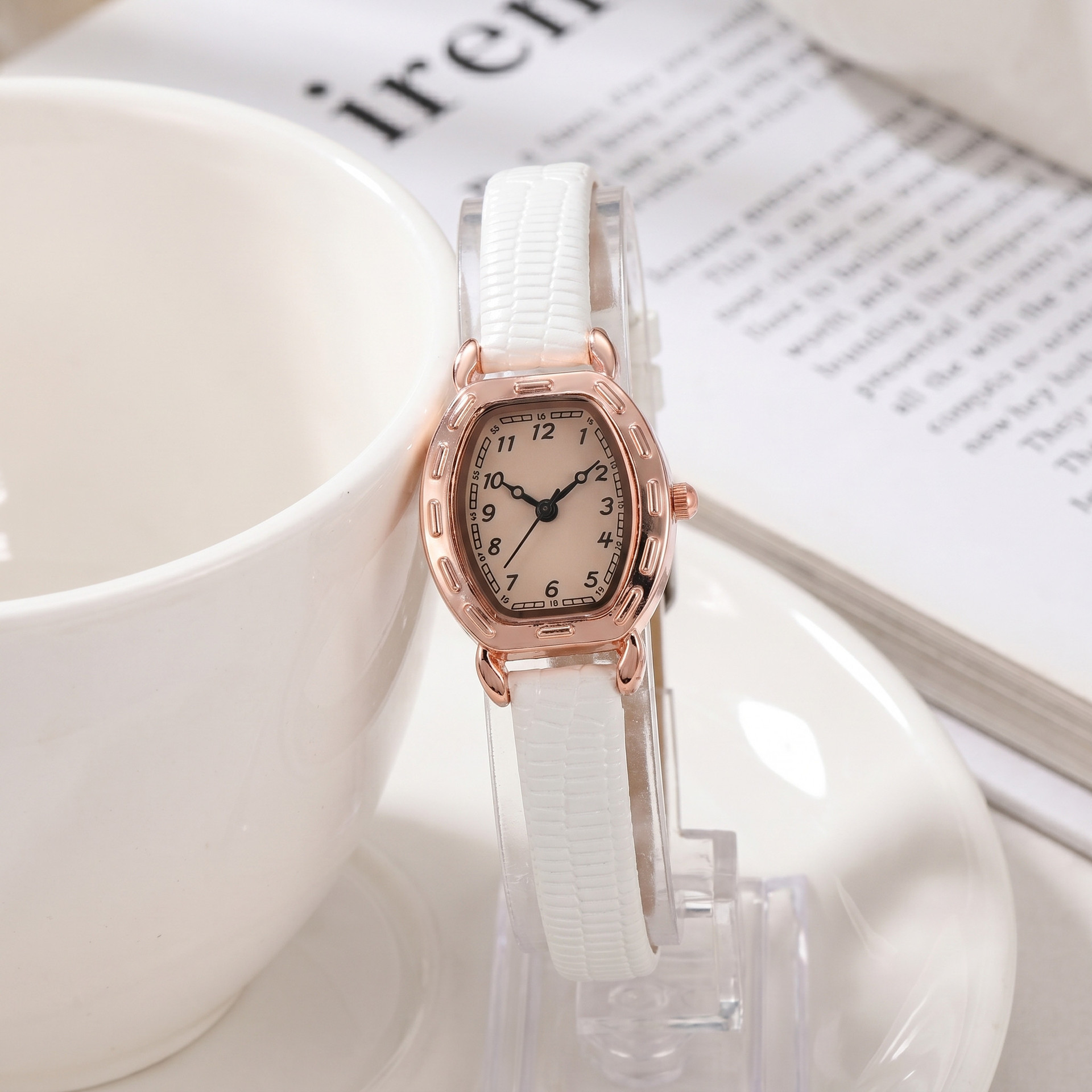 Vintage barrel-shaped women's watch, leather strap, quartz
