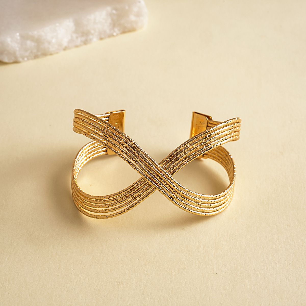 Striated gold bracelet, round, wrinkled design