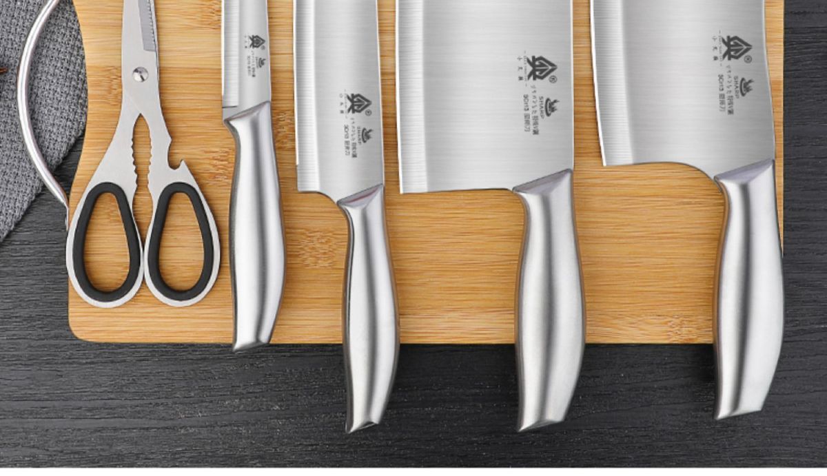 Stainless steel kitchen knife set with vegetable knife and cutting board