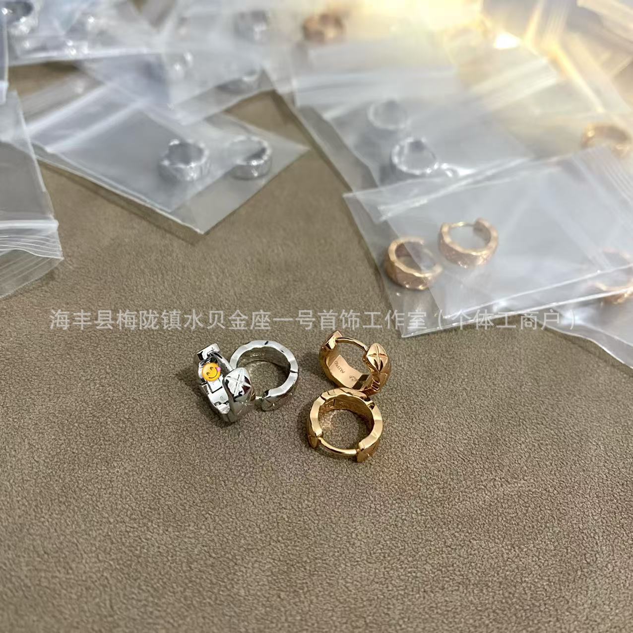 （达人爆品）现货V金新款经典窄式菱格耳环光金通勤耳钉耳拍批发.