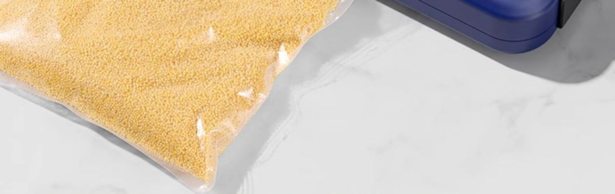 Fully automatic vacuum sealing machine for food