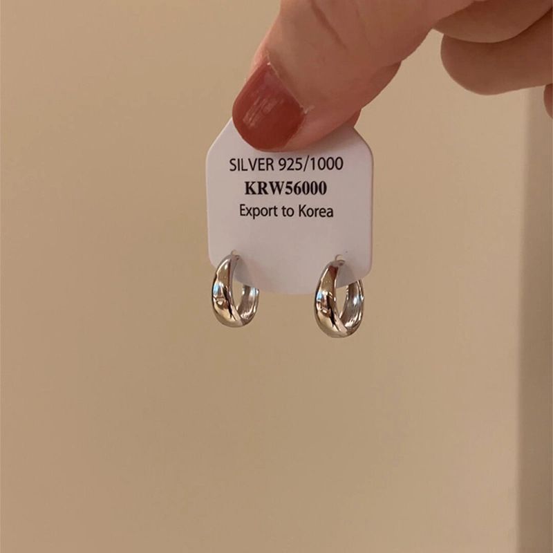 Silberne Ohrstecker mit Ringform, minimalistisches Design