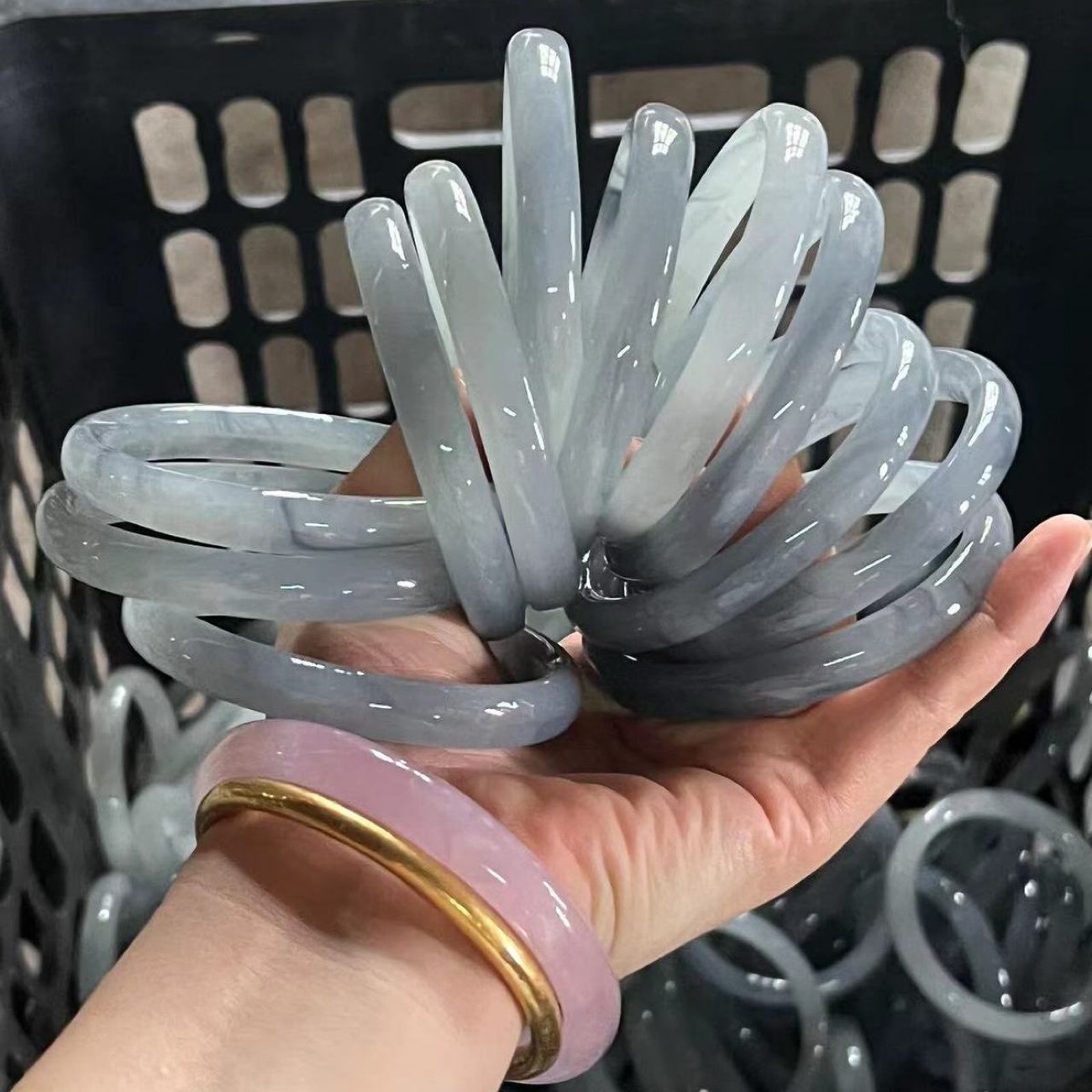 Tianshan emerald jade bangle, ice glutinous type, floating flower pattern