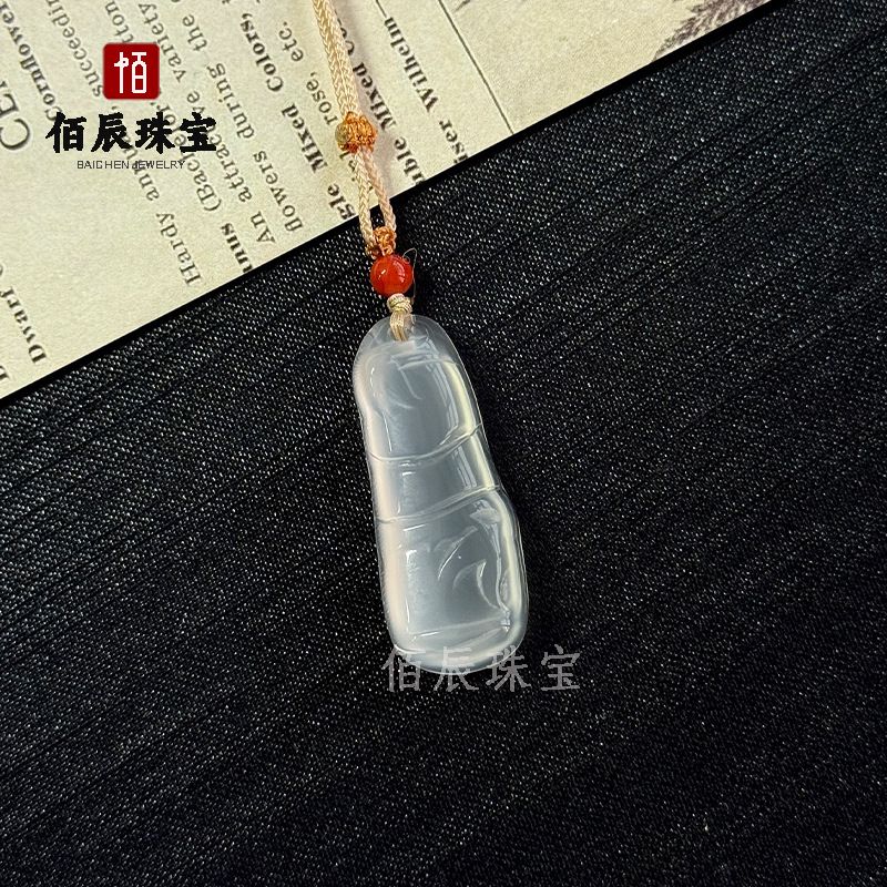 Beyaz kalsedon kolye, Pixiu ve Guanyin başlı, yeşim takı