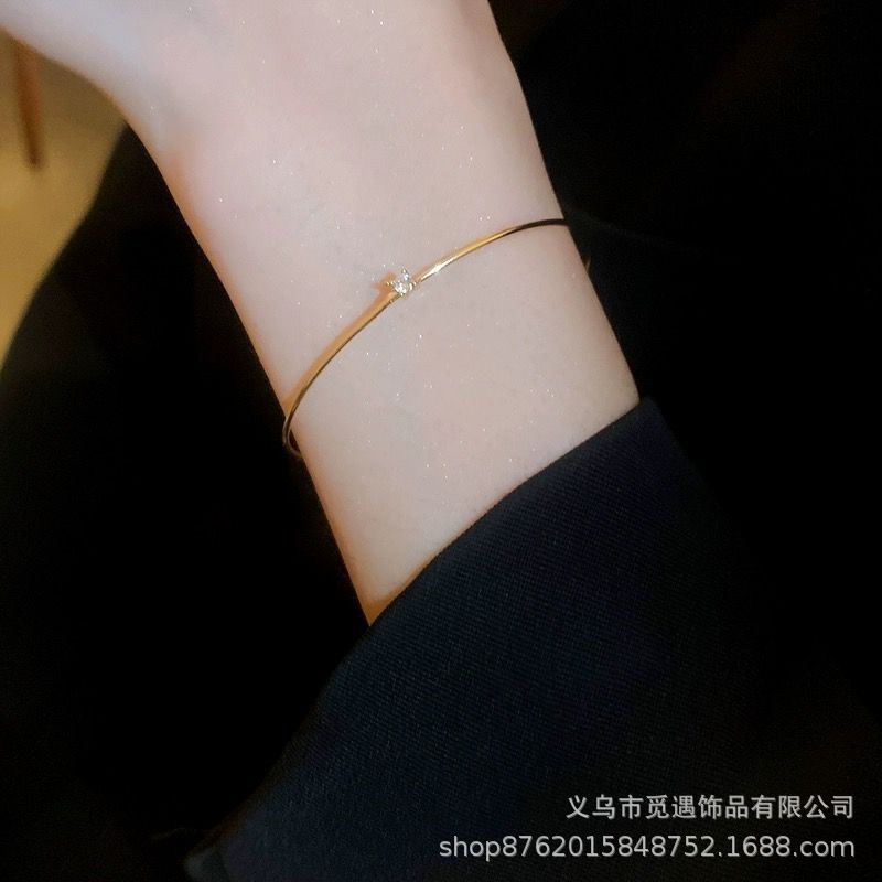 3-piece gold-plated bracelet set with zircon letter H details