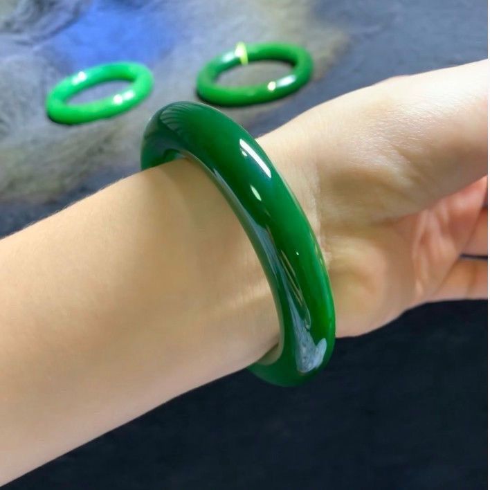Hetian jade bracelet, clear water green, natural stone