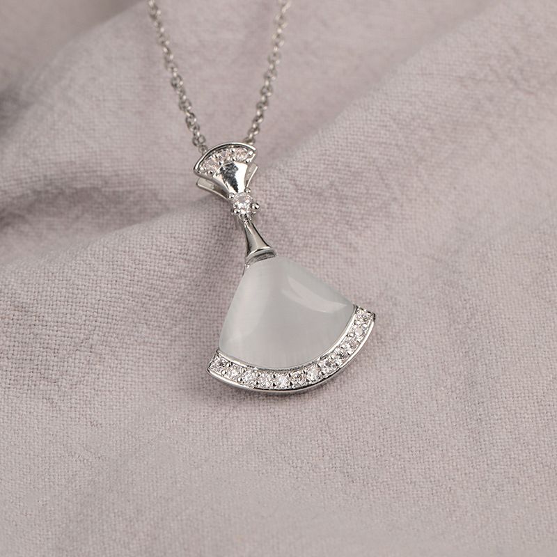 Titangold-Stahl Diamant-Katzenauge Halskette, leichter Luxus