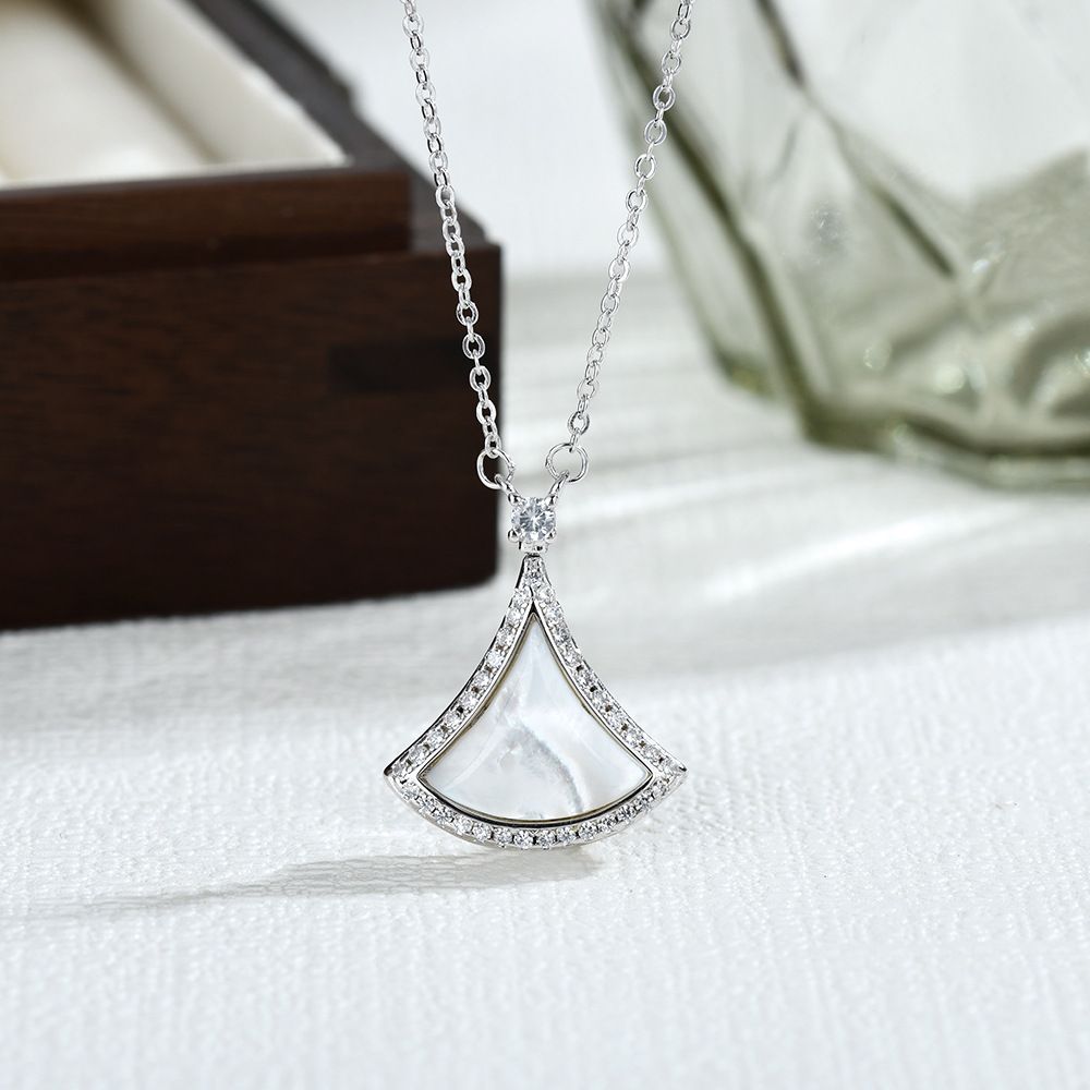 White mother-of-pearl necklace collarbone chain