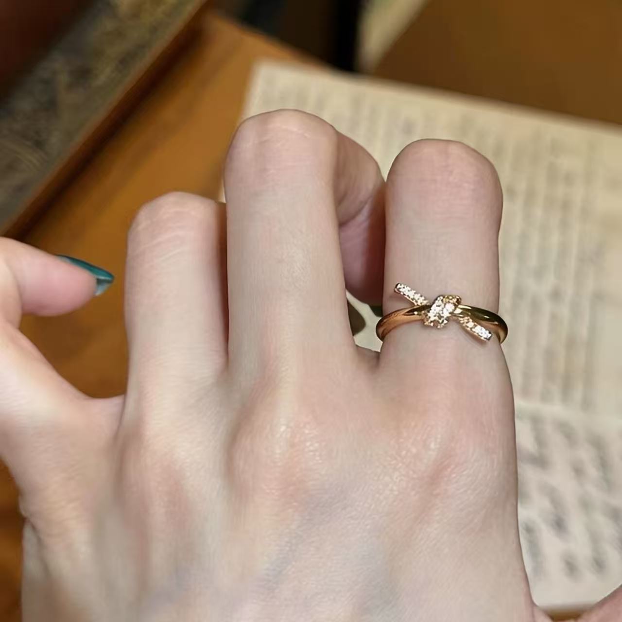 Vintage zirconia diamond ring with layered design