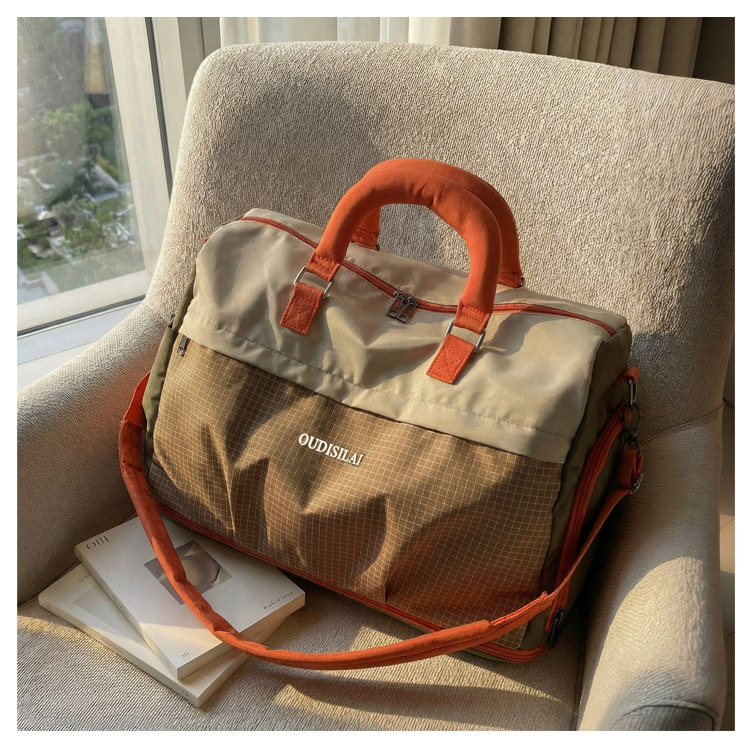 Expandable travel bag with shoe compartment, wet-dry separation
