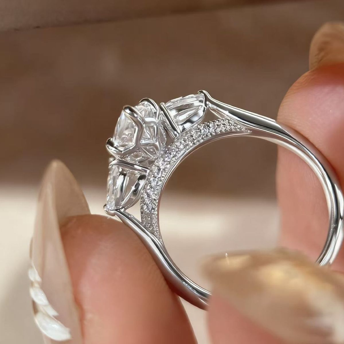2 karat at gözü üç taş kadın yüzüğü, vintage tasarım