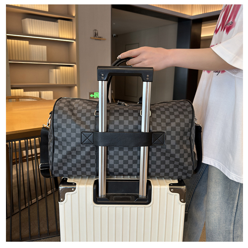 Sports bag with dry-wet compartments, large capacity