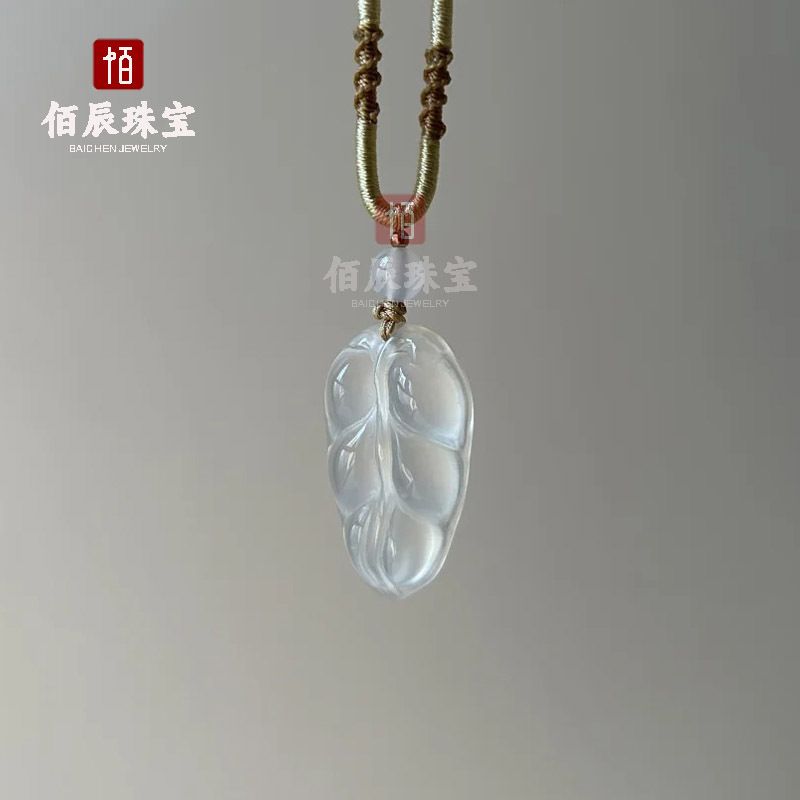 Beyaz kalsedon kolye, Pixiu ve Guanyin başlı, yeşim takı