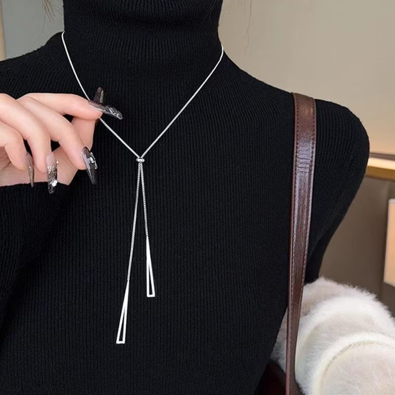 Üçgen kolye, çekme tasarımı, minimalist, zincir aksesuarı