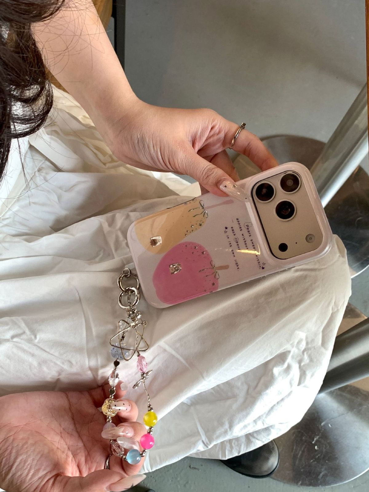 Pastel pembe ekose zincir detaylı iPhone kılıfı, yıldız desenli, 16-18 Pro Max uyumlu