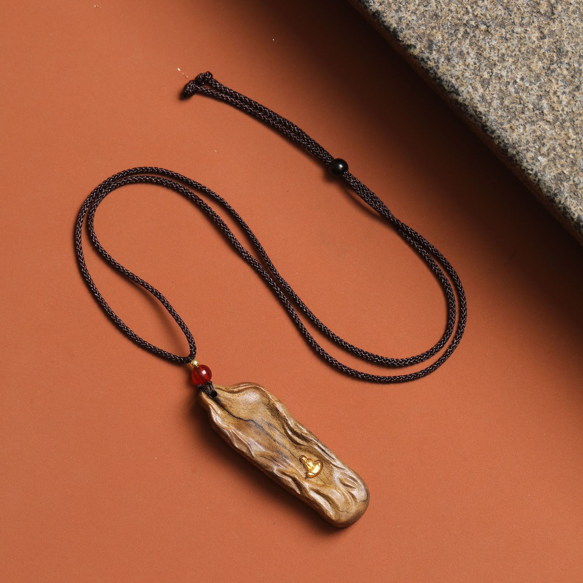 Agarwood oymalı el sanatları kolyesi, Buddha yazılı