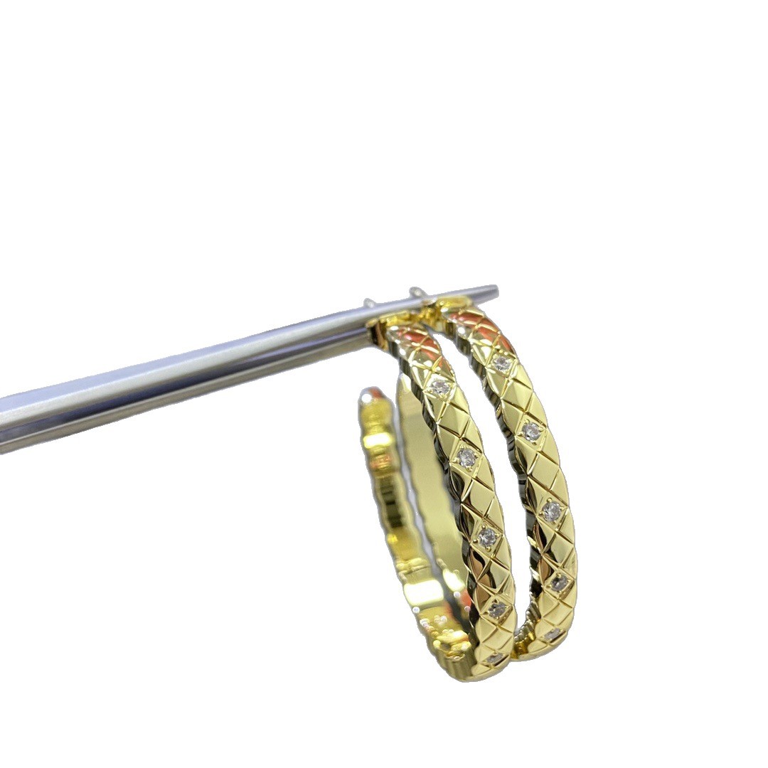 V gold CNC diamond grid earring studs, lightweight luxury design