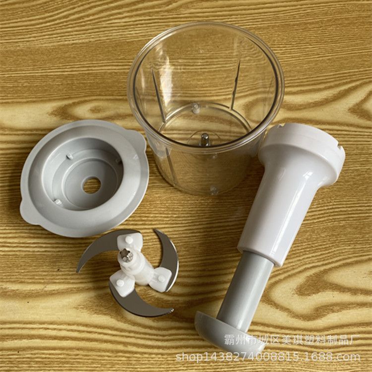 Hand-operated vegetable chopper for home kitchen use