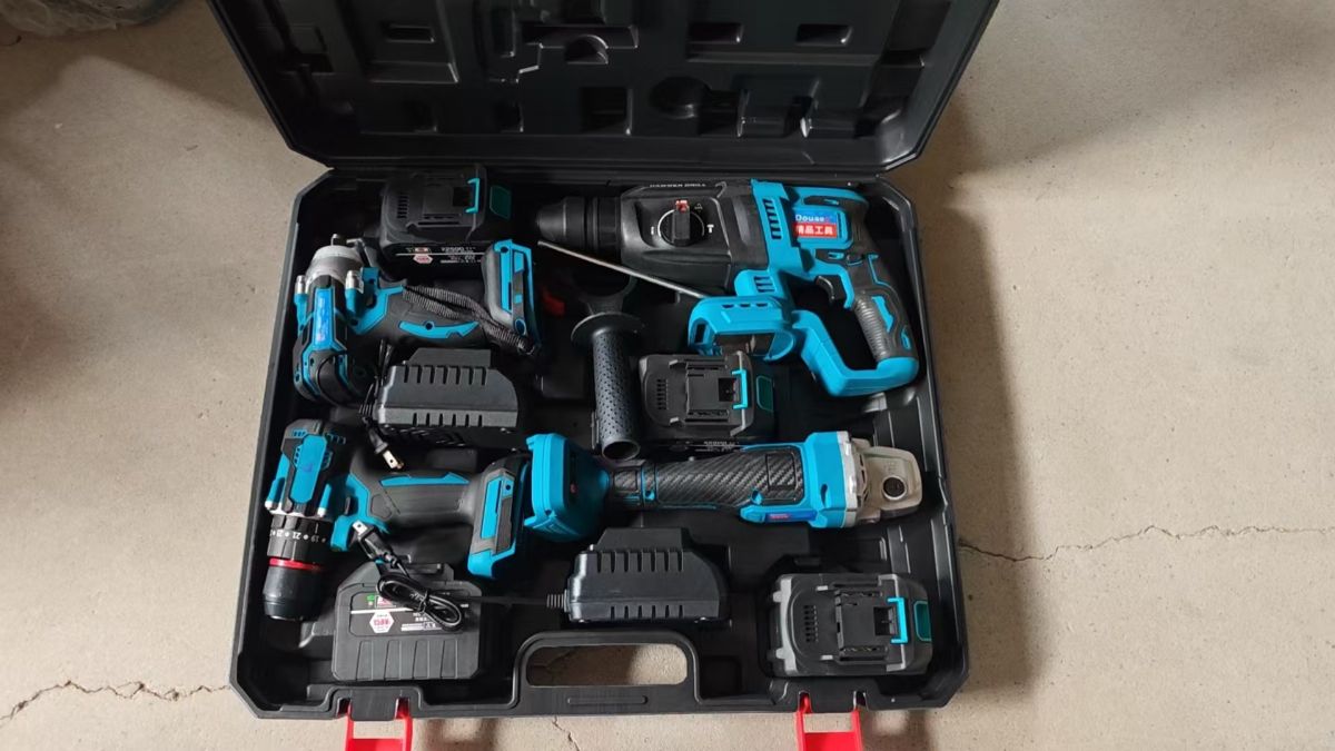 Makita 4-teiliges Akku-Set: Elektroschrauber, Winkelschleifer, Bohrmaschine, Schlagschraub
