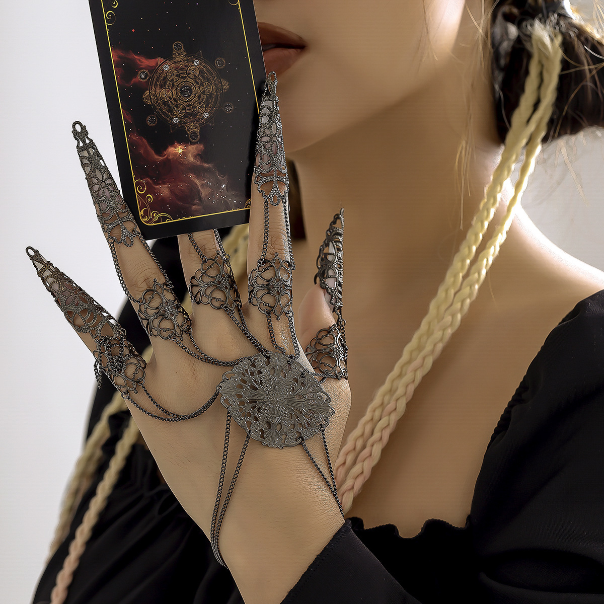 Gotik-Kettenfingerarmband Damen mit Ziernieten