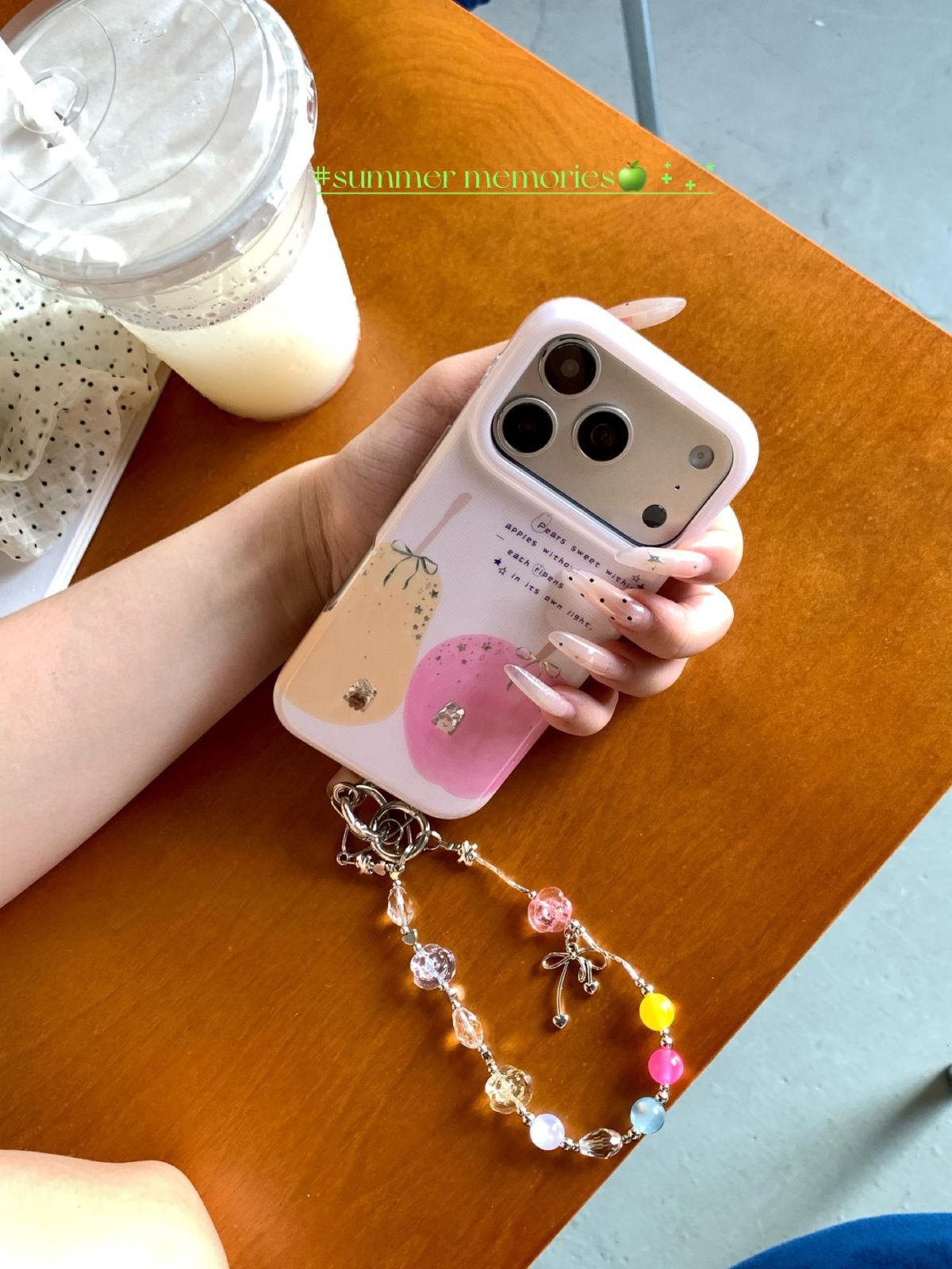 Pastel pembe ekose zincir detaylı iPhone kılıfı, yıldız desenli, 16-18 Pro Max uyumlu