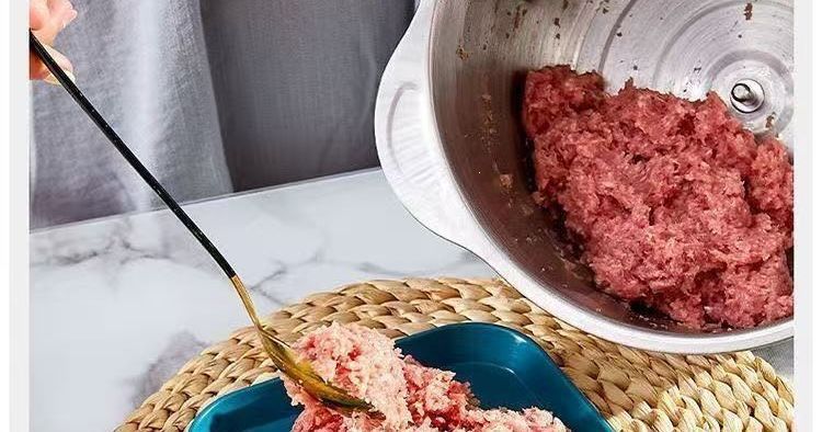 Multifunctional meat grinder with dough mixing