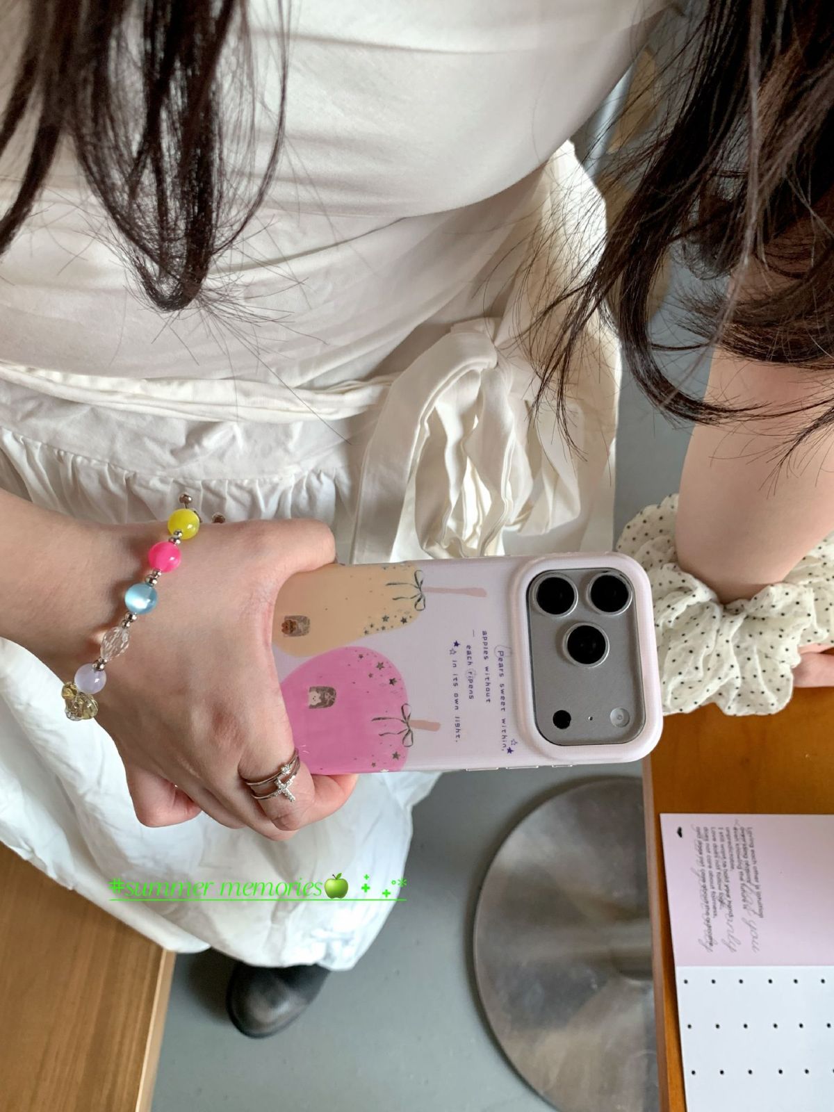 Pastel pembe ekose zincir detaylı iPhone kılıfı, yıldız desenli, 16-18 Pro Max uyumlu