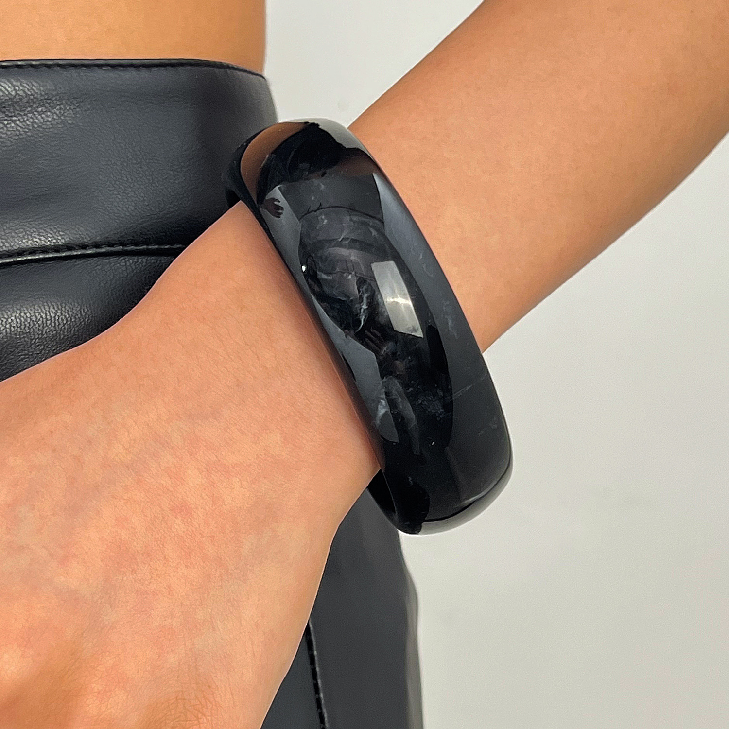 Vintage Kunstharz-Armband mit breitem Rand, Marmormuster, mehrfarbig