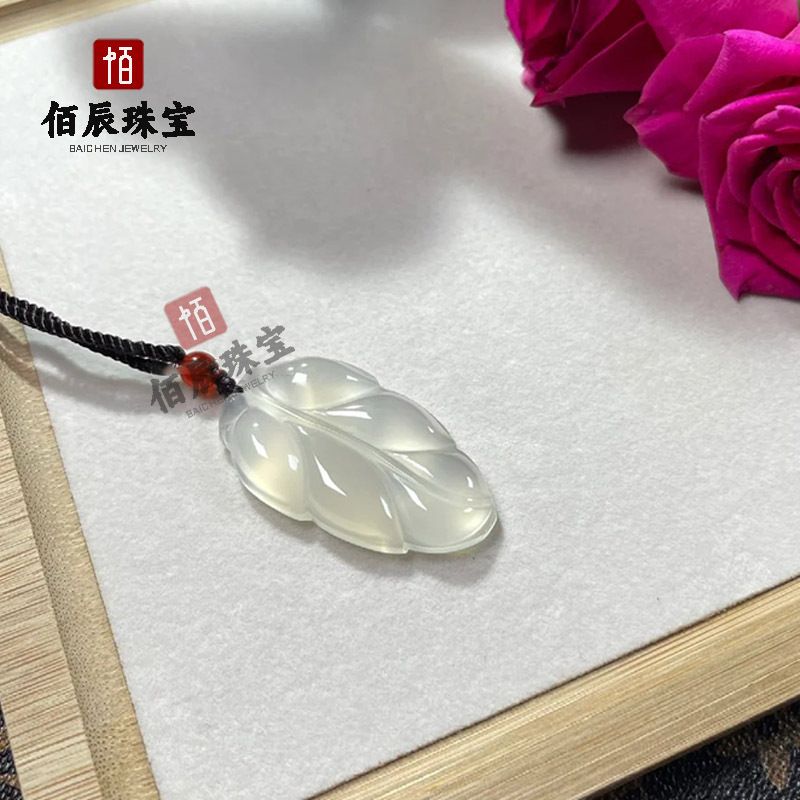 Beyaz kalsedon kolye, Pixiu ve Guanyin başlı, yeşim takı