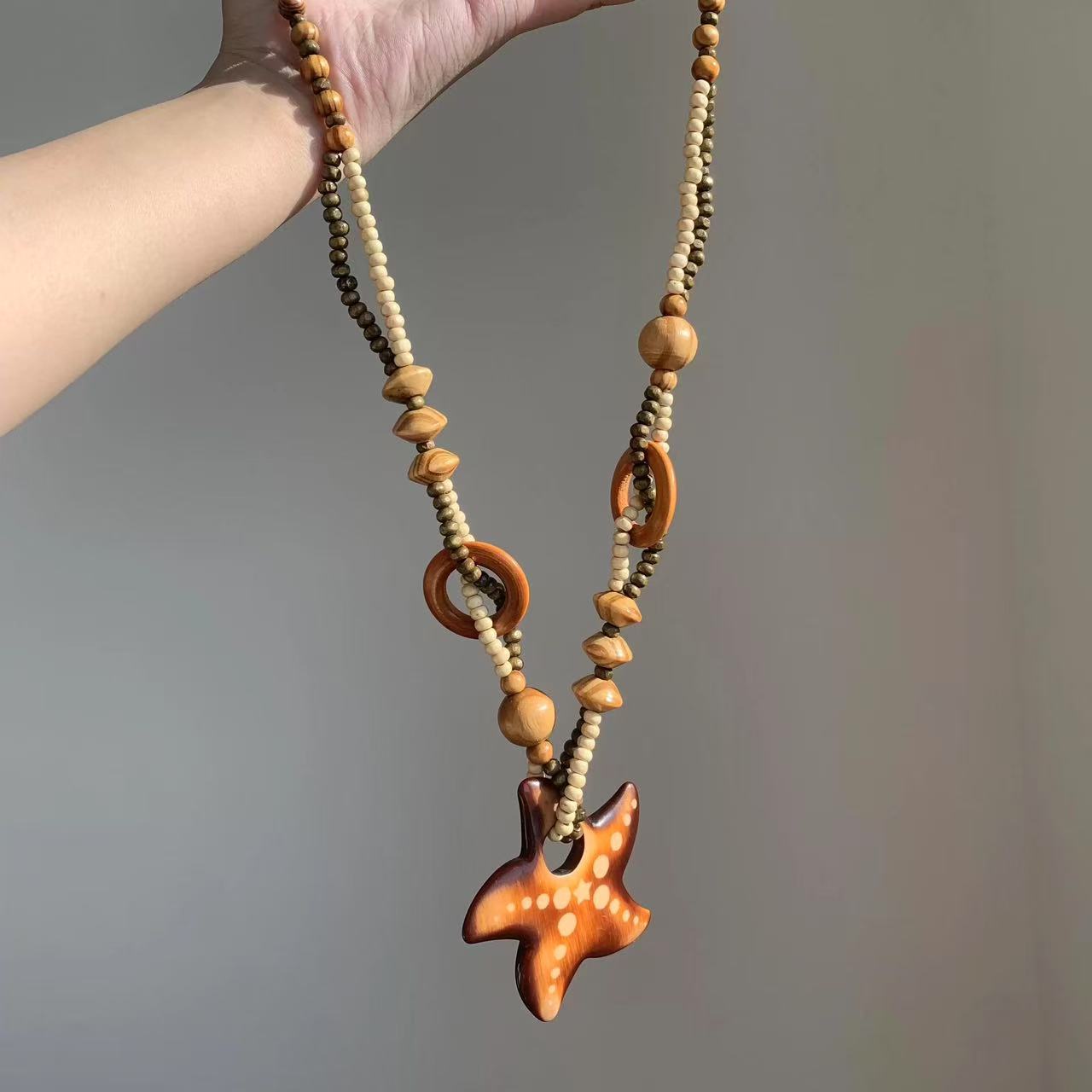 Mehrlagige Halskette mit Blütenquasten, Schlüsselbein-Kette