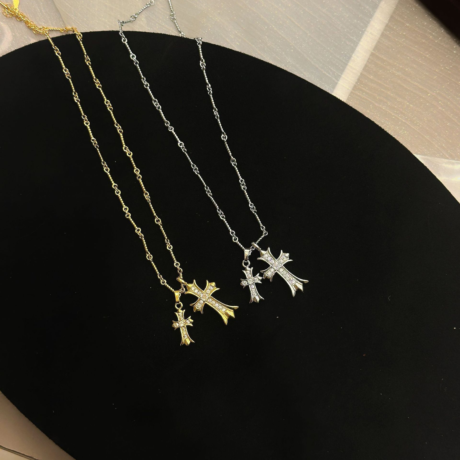 Doppelkreuz-Halskette mit Zirkonia-Besatz, Luxusdesign