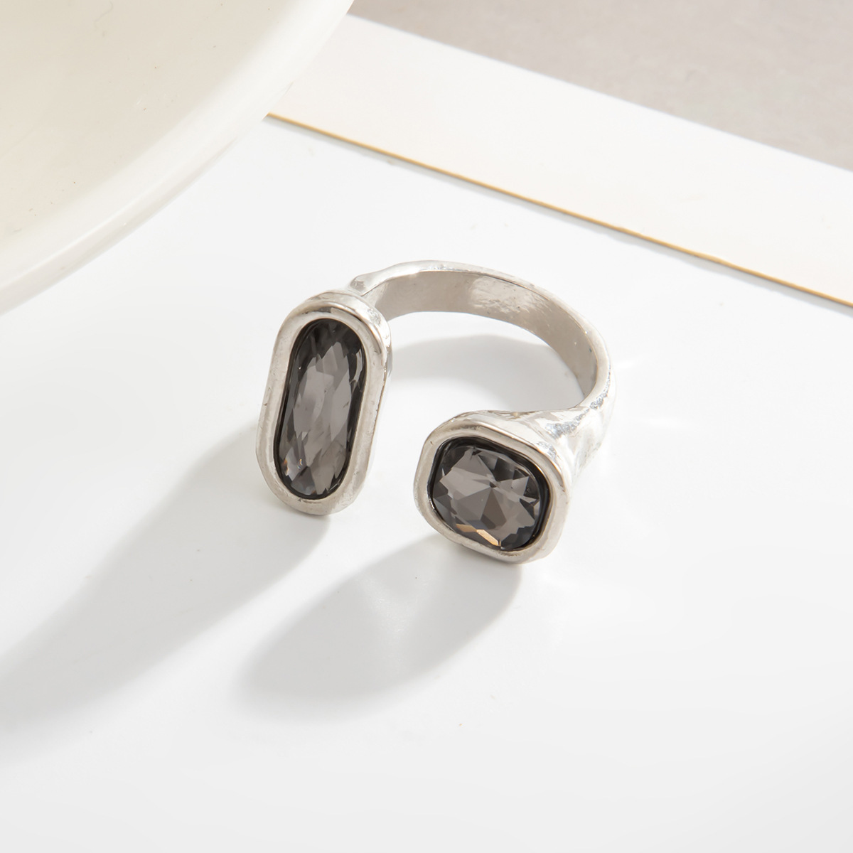 Acryl-Schwarzstein-Ring mit geometrischem Metallquadrat